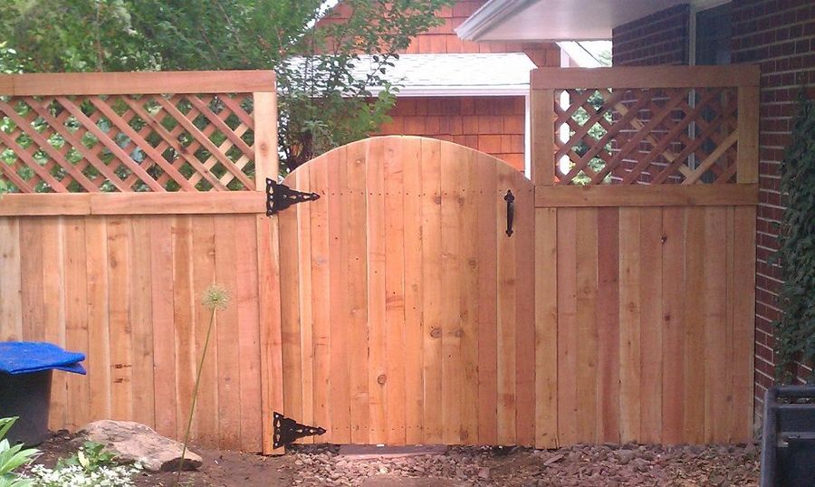 Cedar gate with lattice top panels